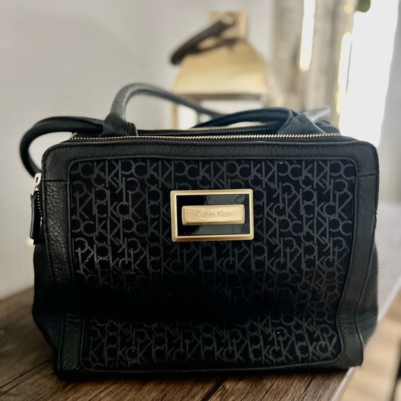 Calvin Klein purse - Picture 1 of 2